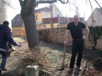 /album/fotogalerie-dobrovolna-akce-jarni-uklid-kolem-svarovskeho-kostela-sv-lukase/brigada-21-3-2015-kostel-svarov-006-jpg1/